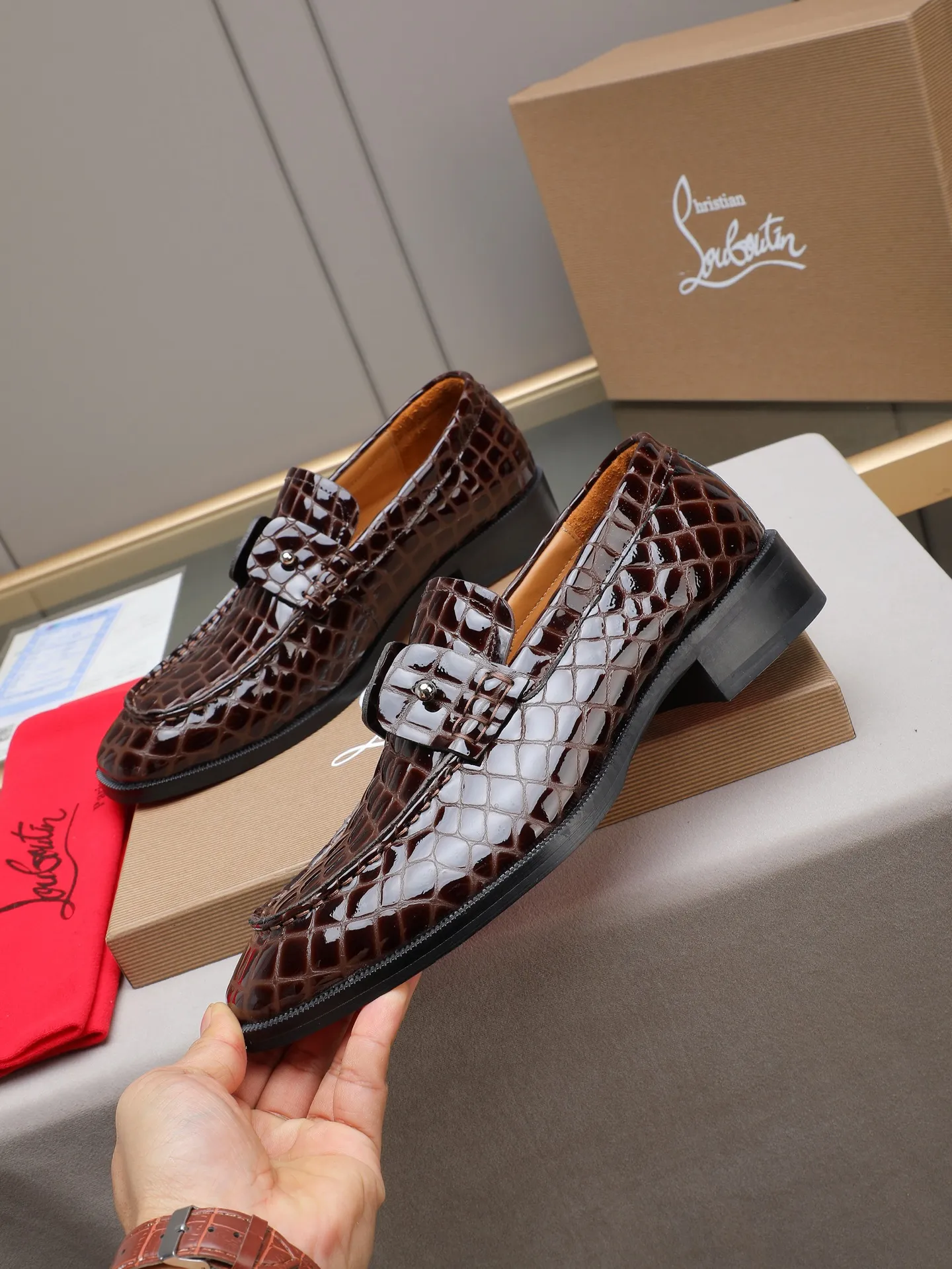 PP580 CL New formal dress shoes Christia* Loubouti* Red-soled shoes GREGGO men's Oxford shoes Official price Made of imported cowhide/glossy patent leather/glossy small square pointed toe design Iconic red outsole, extremely personalized shoe Original color cowhide lining Original Italian leather outsole; fine workmanship brings you a luxurious experience Clean silhouette and straightforwardness, GREGGO men's Oxford shoes It is an Oxford shoe type born for city roaming. Standard leather shoe size: 38～44# (45🉑️customized)